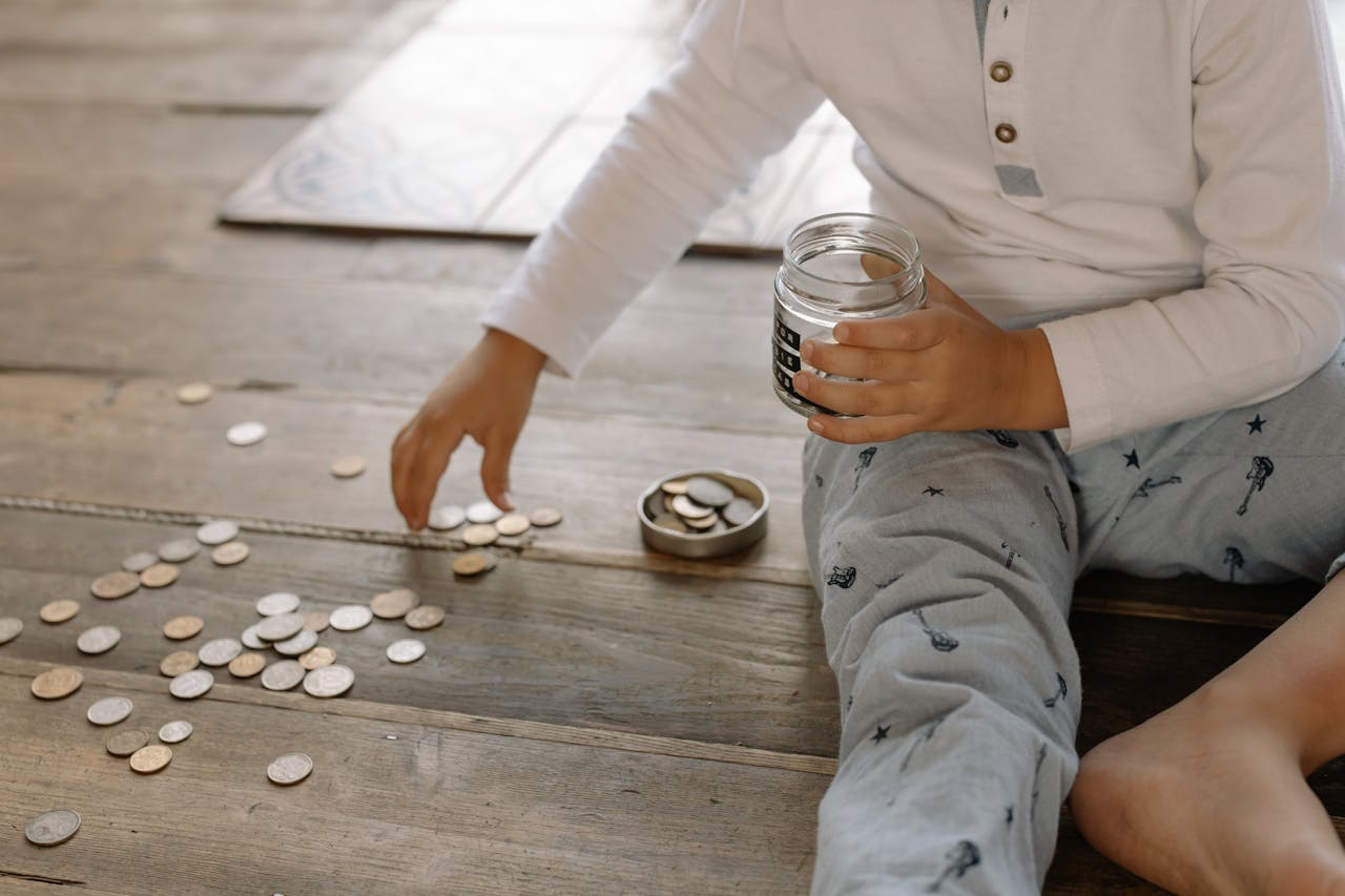 Jong leren sparen geeft later meer rust Veel jongeren krijgen al snel te maken met financiële keuzes. Ze ontvangen zakgeld, verdienen soms hun eerste loon of sparen voor kleding en uitjes. Ouders spelen daarbij vaak een grote rol. Door kinderen stap voor stap te begeleiden leren zij beter omgaan met geld. Dat helpt later bij grotere uitgaven zoals een studie, rijbewijs of eerste woning. Sparen helpt jongeren om doelen te behalen Veel tieners hebben wensen waar geld voor nodig is. Denk aan een nieuwe telefoon, scooter of vakantie met vrienden. Door geld apart te zetten leren jongeren dat sparen tijd kost. Een spaarrekening voor jongeren helpt om overzicht te houden. Het geld staat los van dagelijkse uitgaven en groeit langzaam verder. Sommige jongeren kiezen ervoor om iedere maand een vast bedrag te sparen. Dat geeft meer controle over hun geld en zorgt ervoor dat zij minder snel alles uitgeven. Ouders blijven belangrijk bij geldzaken Jongeren willen vaak zelfstandig worden, maar begeleiding van ouders blijft waardevol. Veel vaders vinden het prettig om samen met hun kind naar geldzaken te kijken. Dat kan gaan over sparen, online aankopen of het omgaan met onverwachte kosten. Door open gesprekken te voeren ontstaat meer inzicht. Jongeren leren zo beter nadenken voordat zij geld uitgeven. Ook begrijpen zij sneller waarom sparen later voordelen geeft. Eerste stappen met een eigen rekening Veel kinderen krijgen rond de basisschoolleeftijd hun eerste bankrekening. Daarmee leren zij hoe betalen werkt en hoe saldo verandert na een aankoop. Ouders kunnen vaak meekijken via een app. Een betaalrekening voor kinderen geeft hen meer verantwoordelijkheid, terwijl ouders toch overzicht houden. Dat maakt het makkelijker om samen afspraken te maken over zakgeld en sparen. Kinderen leren hierdoor stap voor stap omgaan met geld zonder direct grote risico’s. Verschil tussen sparen en uitgeven begrijpen Voor jongeren is het soms lastig om geld opzij te zetten. Sociale media en reclame zorgen ervoor dat veel producten aantrekkelijk lijken. Daarom helpt het om spaardoelen zichtbaar te maken. Sommige gezinnen gebruiken hiervoor een spaardoel in de bankapp of een overzicht op papier. Jongeren zien dan hoeveel geld er nog nodig is voor hun doel. Dat maakt sparen leuker en zorgt vaak voor meer motivatie om door te gaan. Voorbereid zijn op grotere kosten later Ouder worden brengt meer financiële verantwoordelijkheid met zich mee. Denk aan studiekosten, sportactiviteiten of een eerste auto. Jongeren die al vroeg leren sparen hebben daar later vaak voordeel van. Zij begrijpen beter hoe geld werkt en weten sneller hoe zij met vaste kosten omgaan. Ook voelen veel jongeren zich zekerder wanneer zij een spaarpotje achter de hand hebben. Door op jonge leeftijd aandacht te besteden aan geldzaken ontstaat meer rust voor later.