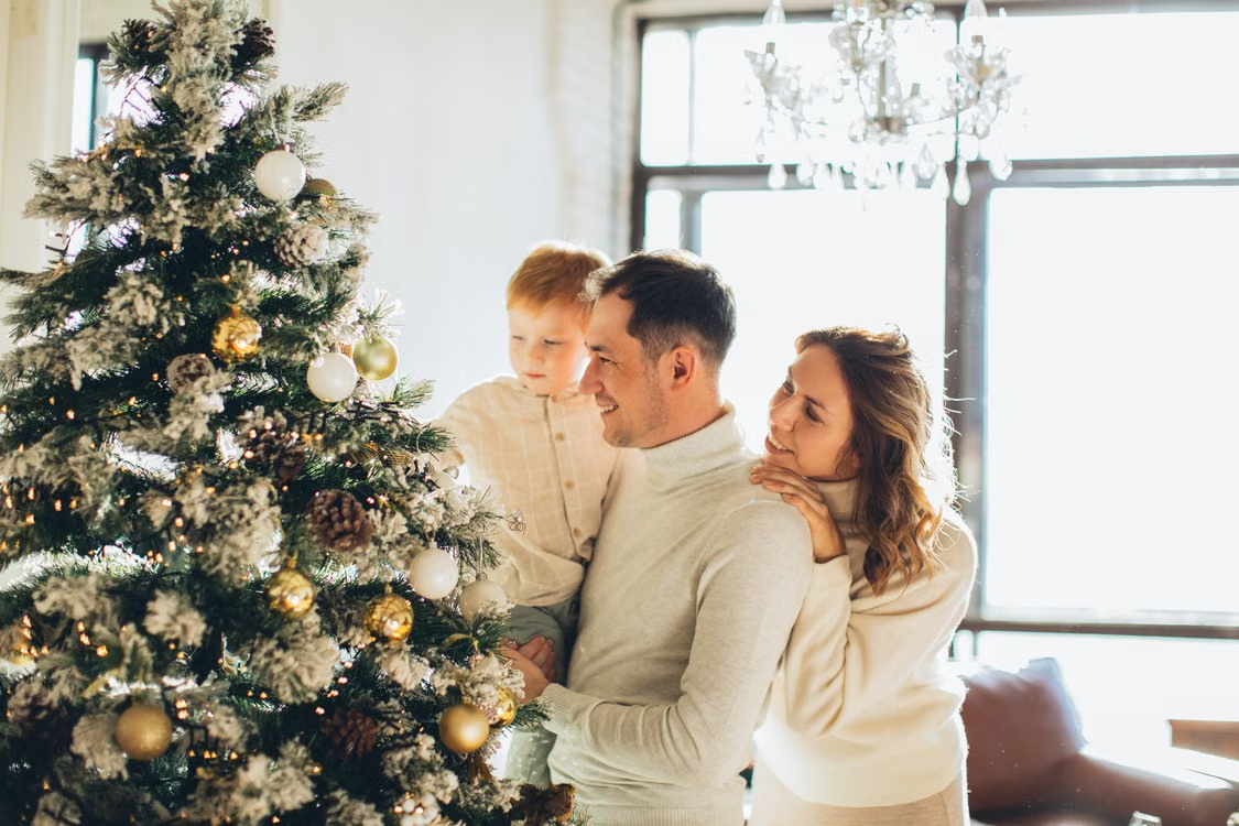 Kerstboom opzetten: zo pak je het praktisch aan